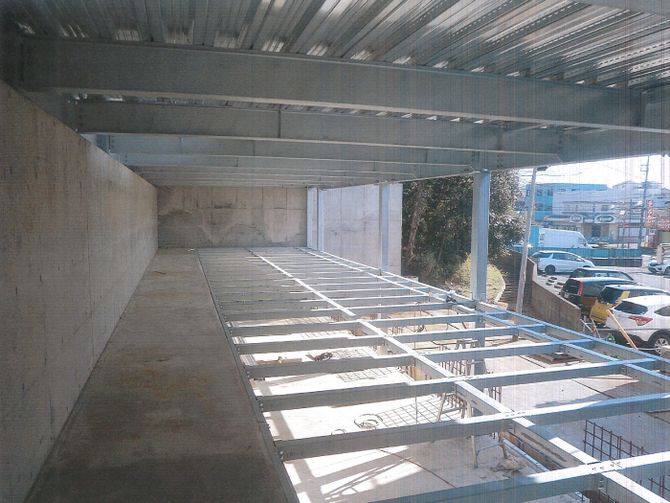 ���i�̕ۊǒI�i���̏�ɃR���p�l�𒣂�܂��j